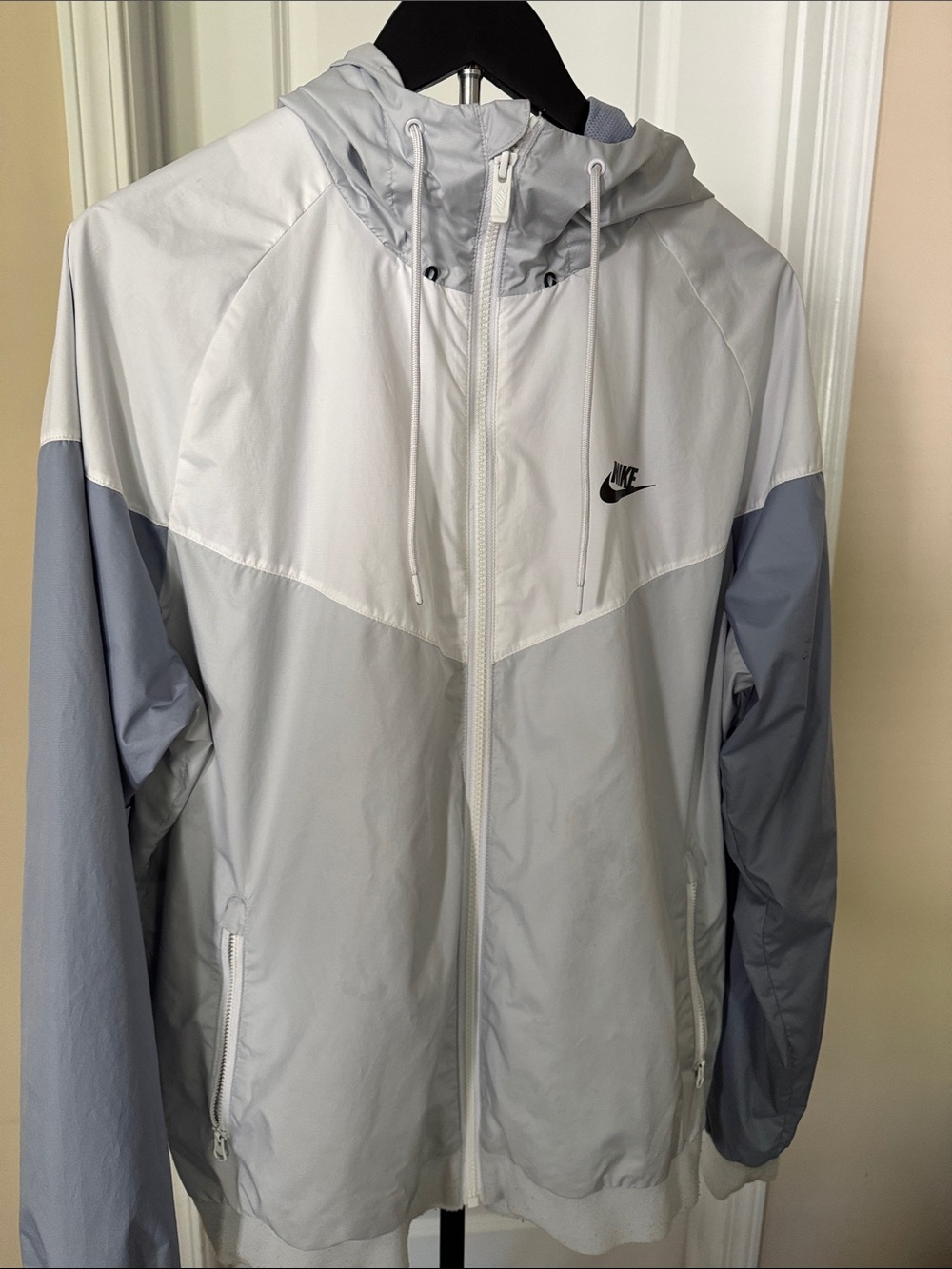 Nike Men’s Two-Tone Light Gray & White Windbreaker Jacket with hood Size Large